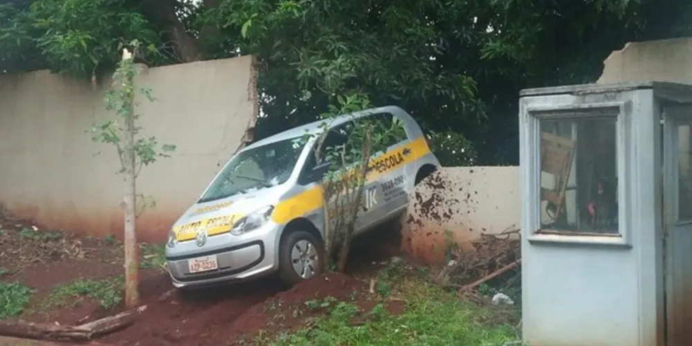 Aluno fazia o teste da baliza quando ficou nervoso e perdeu o controle da direção