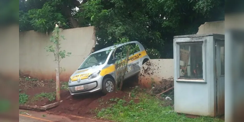 Aluno fazia o teste da baliza quando ficou nervoso e perdeu o controle da direção