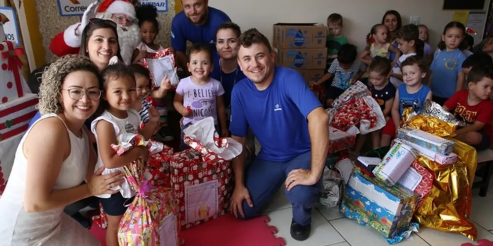 Pelo nono ano consecutivo, empregados da companhia participaram da campanha social Papai Noel dos Correios, batendo recorde de mobilização ao apadrinharem 937 crianças do Estado