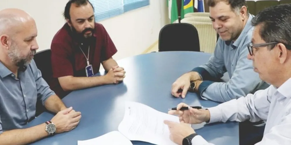A Universidade Estadual de Ponta Grossa assinou, nesta quarta-feira (11), Acordo de Cooperação Técnica, Científica e Cultural com a Secretaria de Estado da Comunicação Social e Cultural.

