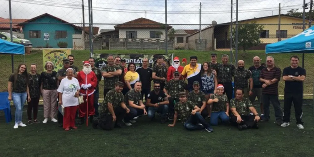 Ação doou brinquedos para crianças e teve a presença do Papai Noel chegando em uma viatura militar