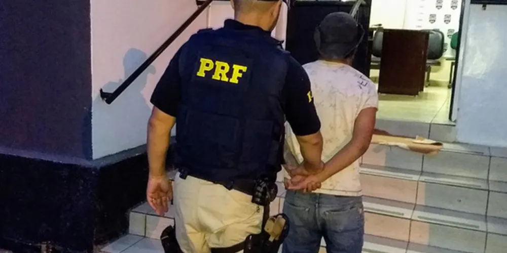 Suspeito era passageiro de carro abordado pela PRF em fiscalização de rotina
