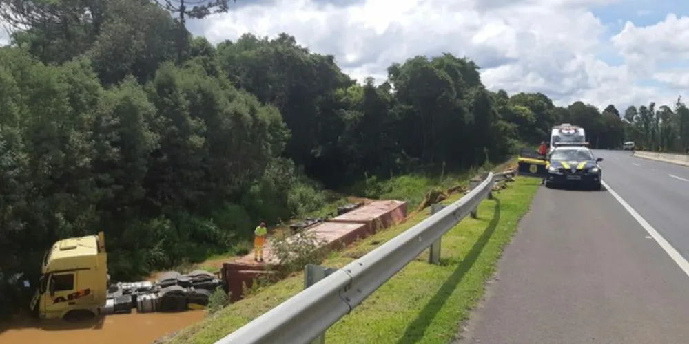 Motorista foi levado ao hospital com ferimentos graves, segundo a PRF