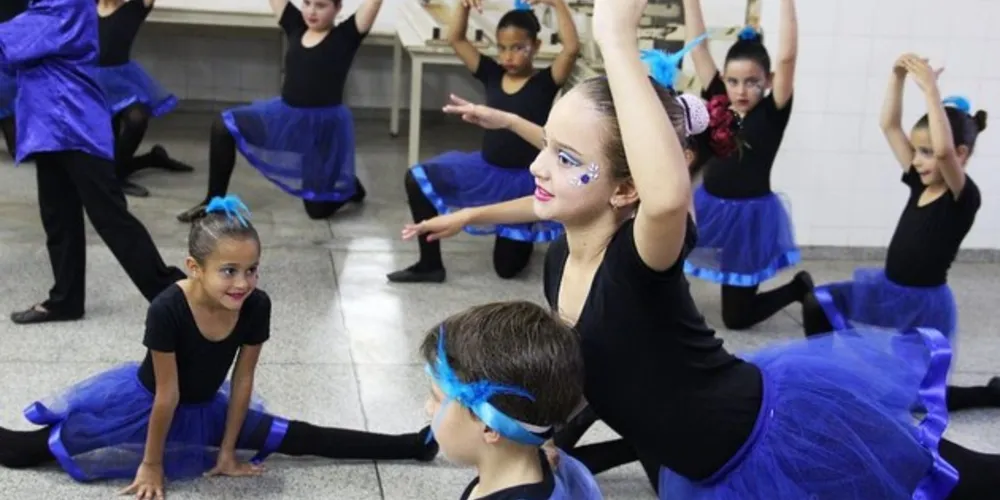 Imagem ilustrativa da imagem Crianças do Ballet Constelação se preparam para o Natal Iluminado