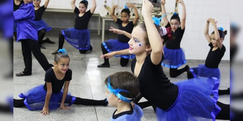 Imagem ilustrativa da imagem Crianças do Ballet Constelação se preparam para o Natal Iluminado