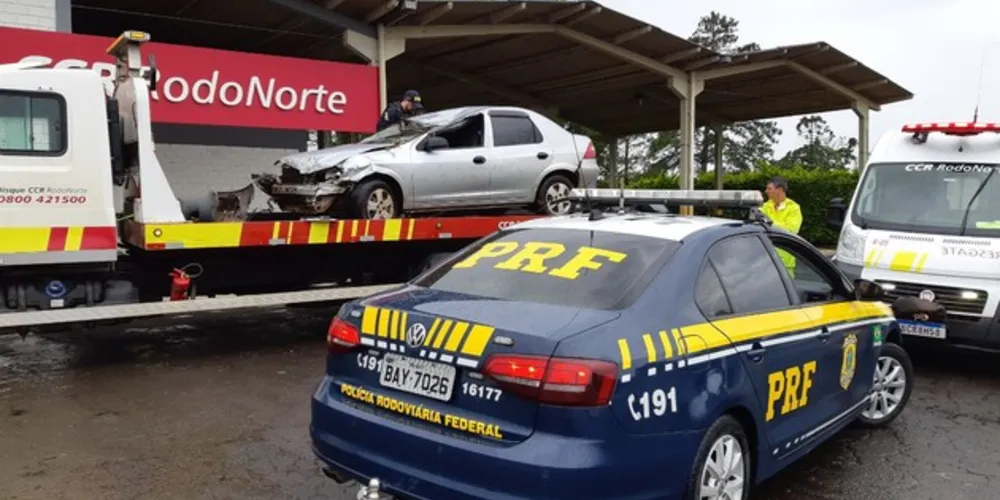 Policiais chegaram ao veículo ao realizar atendimento em um acidente onde o veículo que saiu de pista