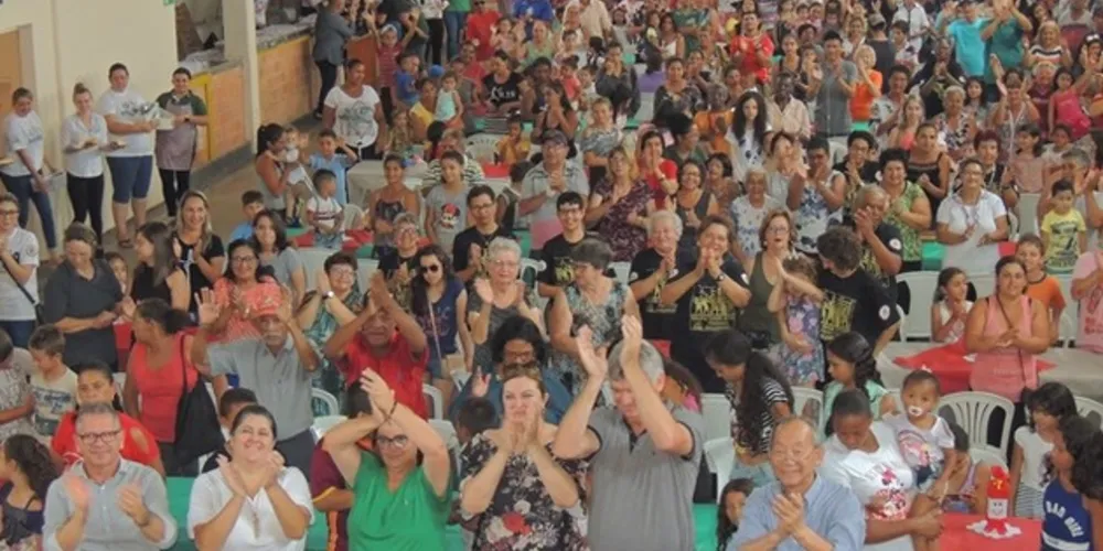 O evento ocorreu no Salão Paroquial da Paróquia Bom Jesus da Pedra Fria, integrando cerca de 600 pessoas num almoço especial de Natal.