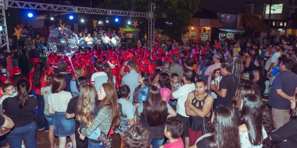 Mesmo com chuva, um grande número de pessoas compareceu para assistir o desfile de abertura do Natal da Família 2019.