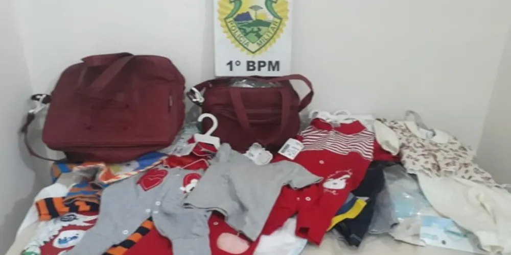 Peças de roupa furtadas da loja foram recuperadas pela Polícia Militar