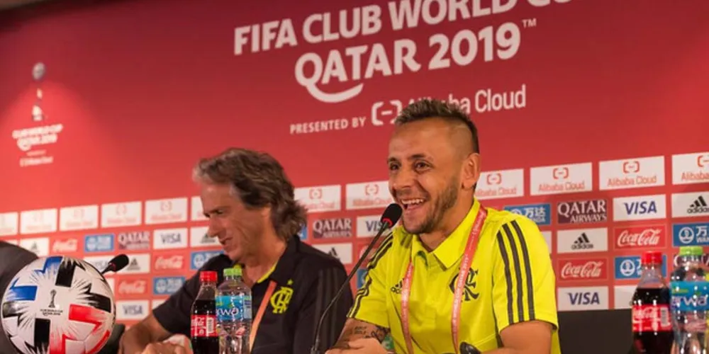 Antes do reconhecimento do gramado do Khalifa International Stadium, o técnico Jorge Jesus e o lateral-direito Rafinha concederam entrevista coletiva