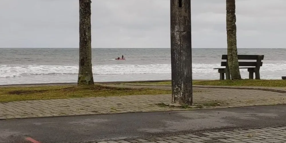 Guarda-vidas faz buscas de jovem que se afogou em Guaratuba