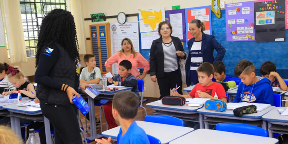 Secretária Esméria Saveli (SME) e chefe do NRE, Luciane Sleutjes, visitam escolas em Itaiacoca 
