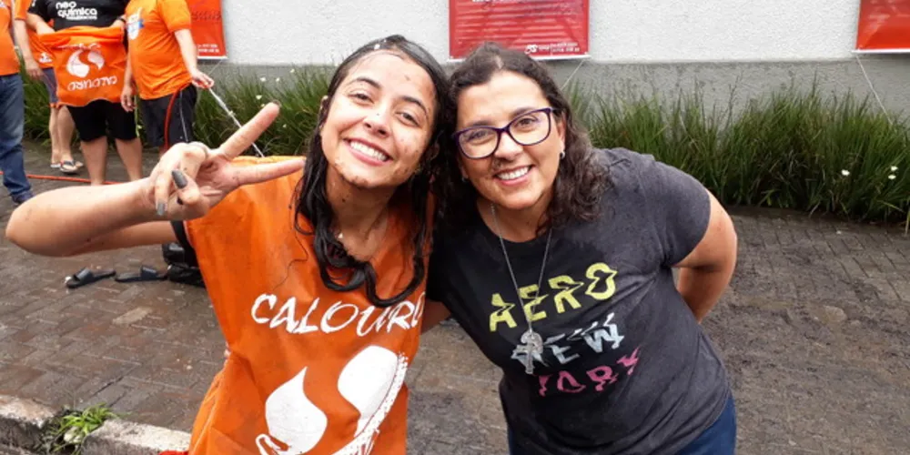 Luana Martins de Oliveira comemora resultado no Vestibular, juntamente com sua mãe e demais familiares