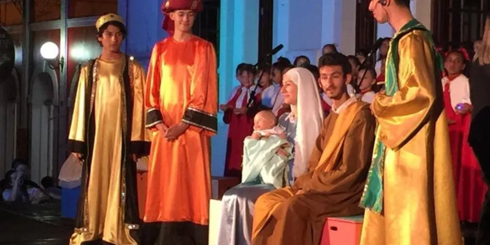 A cantata está integrada à peça de teatro que conta a real história de Natal: o nascimento do menino Jesus.