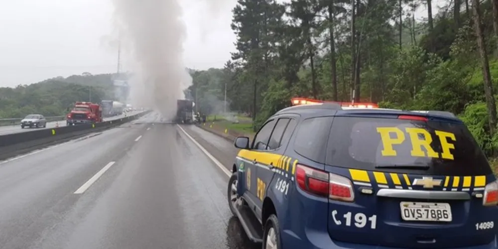 A pista da BR 376, na altura do km 679, está totalmente interditada por conta do incêndio.