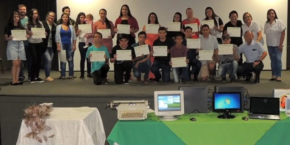 Foram entregues certificados a 48 formandos em cursos gratuitos informática