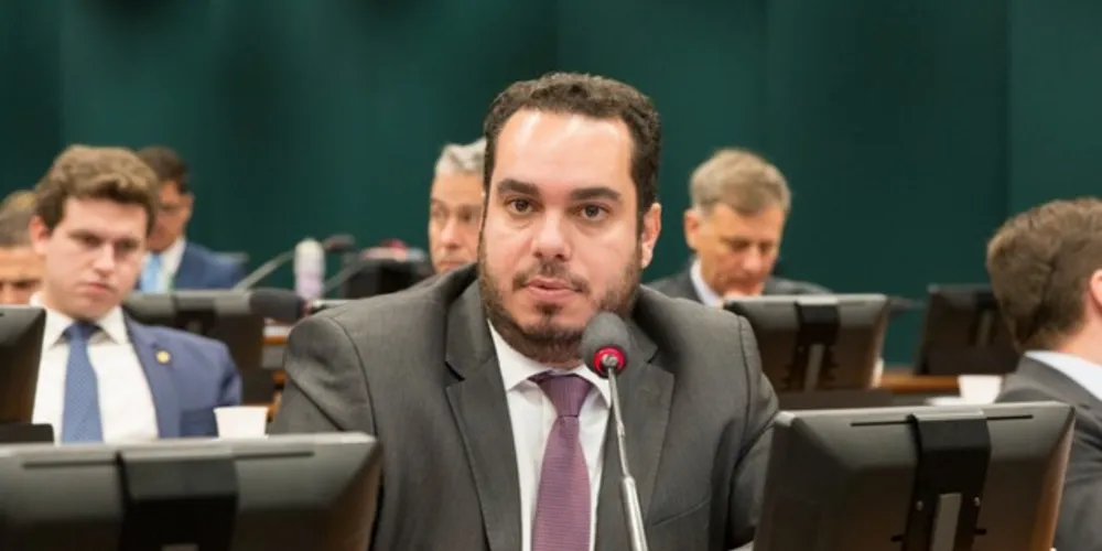 O Deputado Federal começou a recolher assinaturas para uma proposta de emenda constitucional que pretende extinguir o fundo
