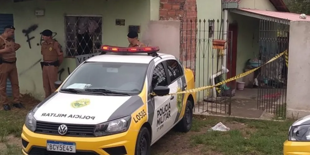 Hilda Soukagewisk estava morta dentro de casa, com ferimentos no pescoço e no rosto causados por uma faca.