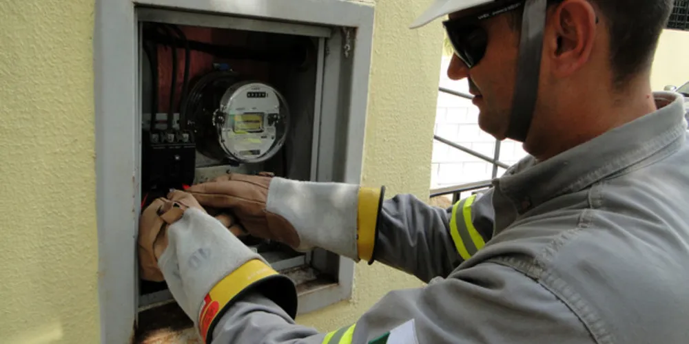 Furto de energia prejudica o fornecimento para os clientes e pode até causar acidentes