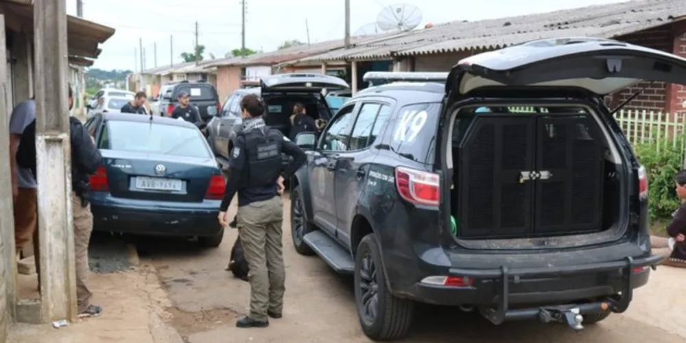 Cinco pessoas foram presas e várias porções de drogas foram apreendidas pela PM