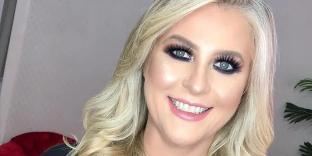 A primeira dama Simone Kaminski Oliveira, será muito cumprimentada pela passagem de seu aniversário no próximo domingo (22). Simone tem se destacado frente aos trabalhos sociais do Serviço de Obras Sociais da Cidade, auxiliando a comunidade carente, além de ser uma mãe para lá de presente na vida dos filhos Juliana e Marcelinho e sempre acompanhando o esposo, Marcelo, nos compromissos oficiais da Prefeitura Municipal. Dona de uma beleza inconteste, Simone é o cartão de visitas do Município. Da coluna RC os votos de felicidades e saúde. 