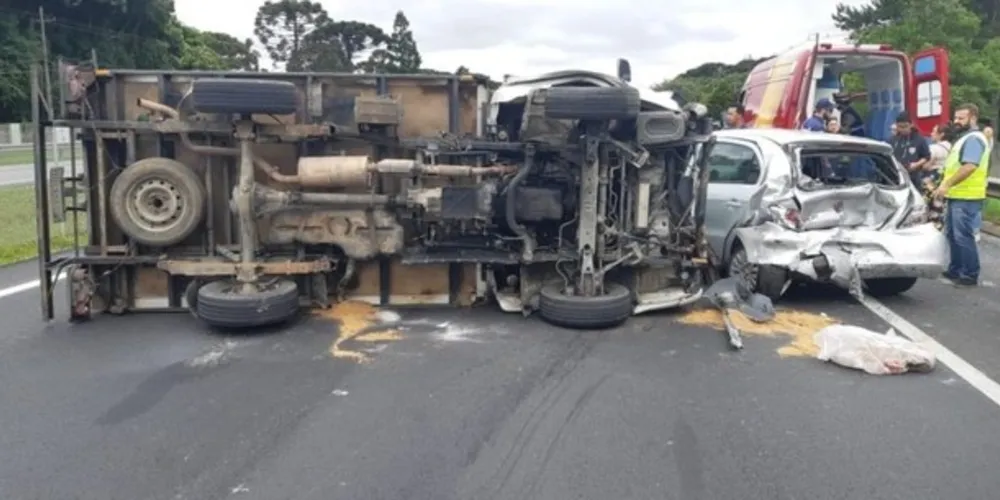 Engavetamento aconteceu na manhã desta quinta-feira (19). A pista sentido Curitiba ficou totalmente interditada no local.