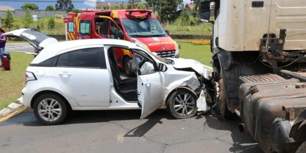 Colisão foi registrada na rotatória da Avenida Monteiro Lobato, no Jardim Carvalho