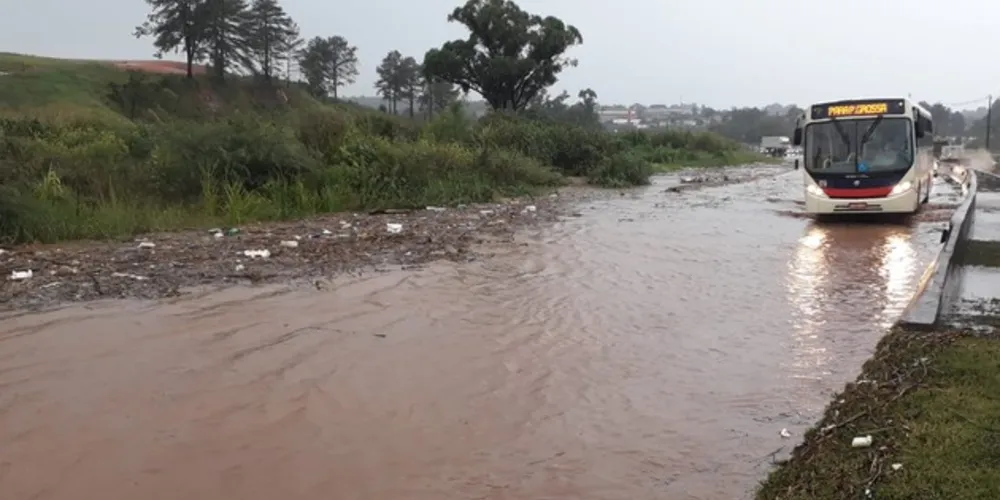 O Rio Rio transbordou e invadiu a Avenida Presidente Kennedy (perímetro urbano da Rodovia do Café)