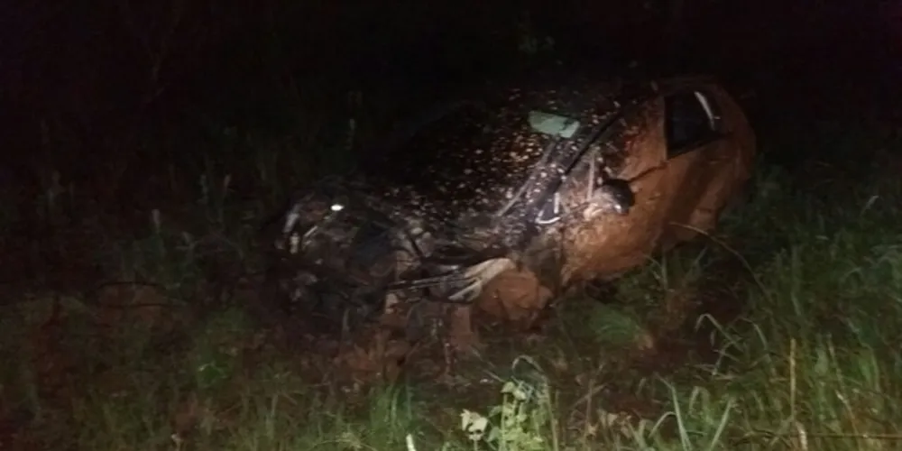 Imagem ilustrativa da imagem Homem é ejetado de carro após acidente na BR-153