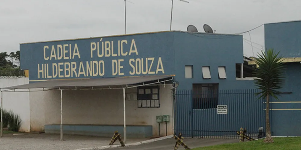 Mulher foi conduzida à delegacia após ser flagrada com maconha e cocaína em visita na cadeia