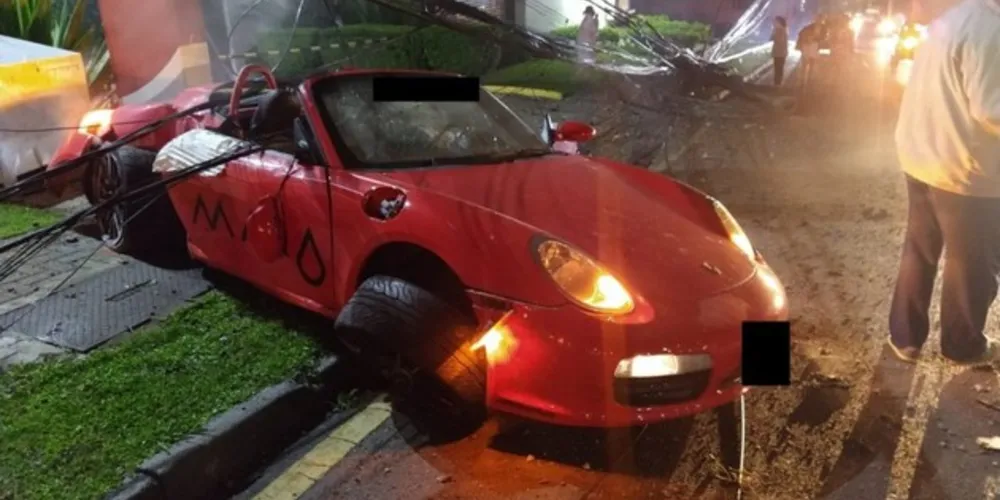 Acidente chamou a atenção principalmente por envolver carro esportivo e por arrancar o poste do chão