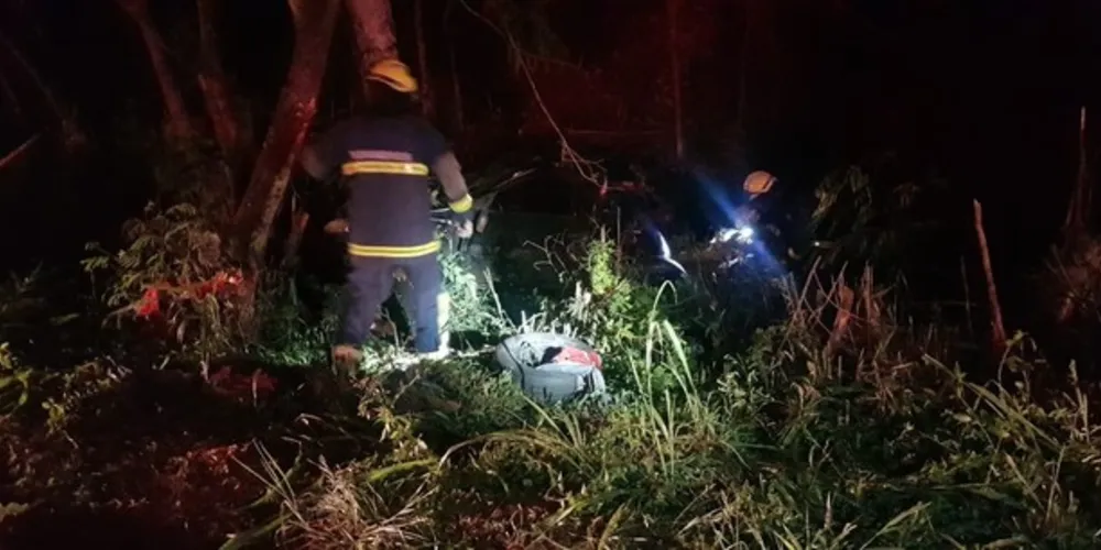 Três jovens morreram e outro ficou em estado grave no acidente registrado neste domingo