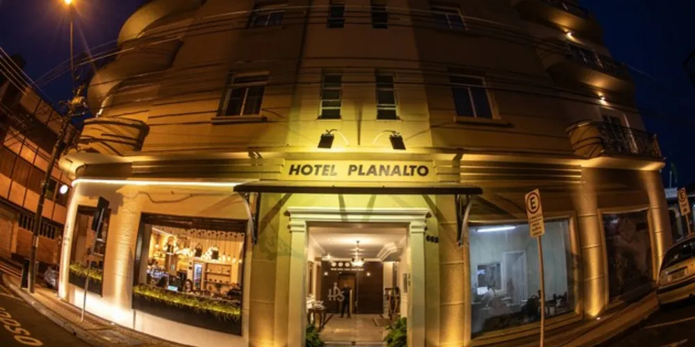 Hotel aposta em apartamentos equipados e modernizados para receber seus hóspedes 