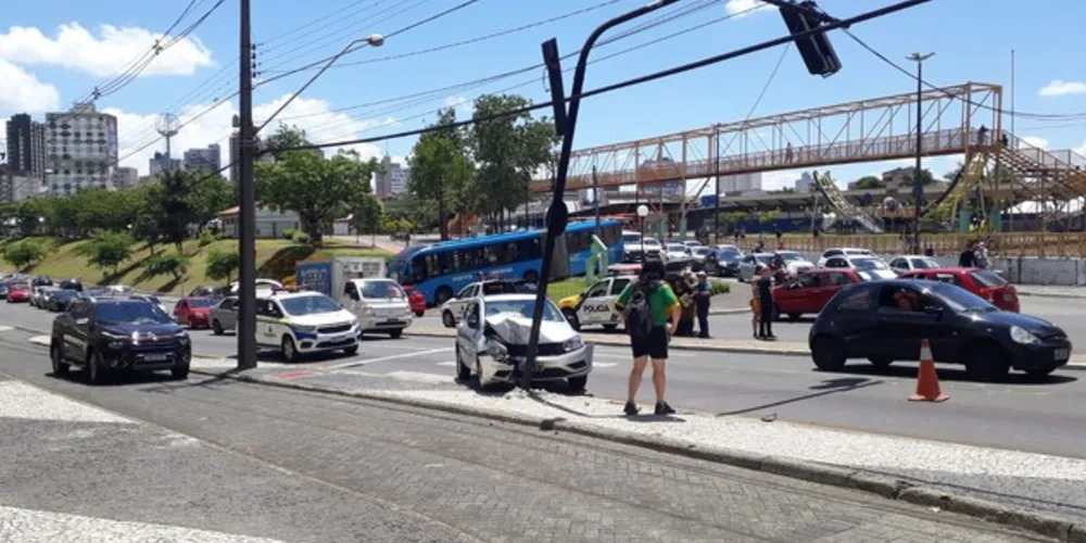O acidente aconteceu na Rua Ermelino de Leão, região central da cidade