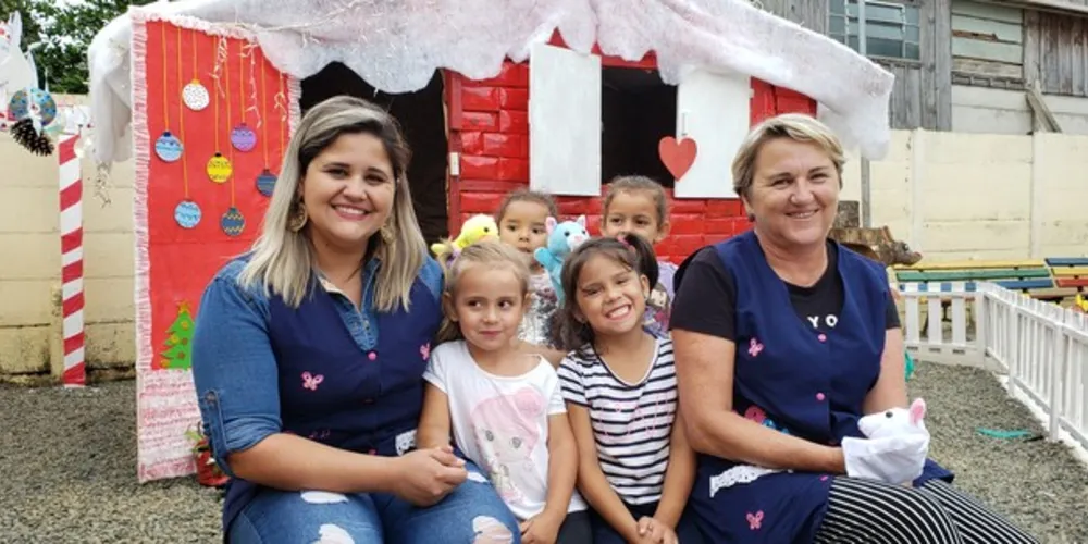 Equipe, comunidade e alunos fabricaram casa para se divertir, comemorar o Natal e aprender sobre sustentabilidade