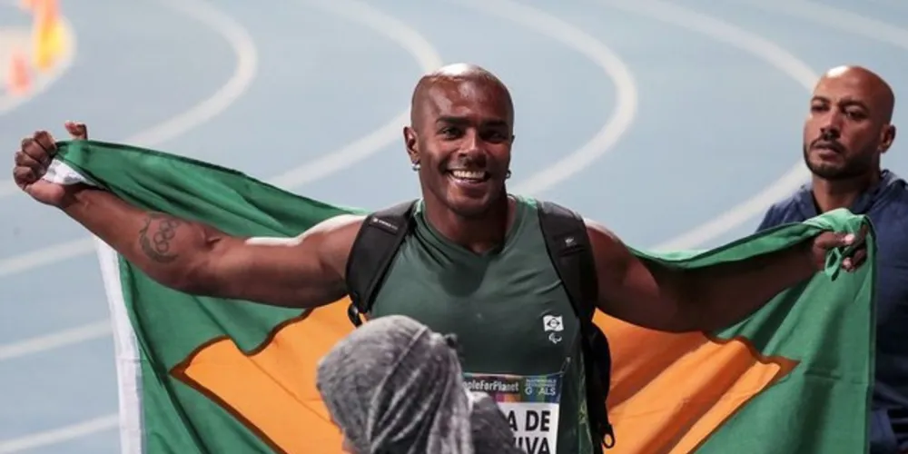 João Vítor Teixeira celebra ouro na prova do arremesso de peso no Mundial de Dubai