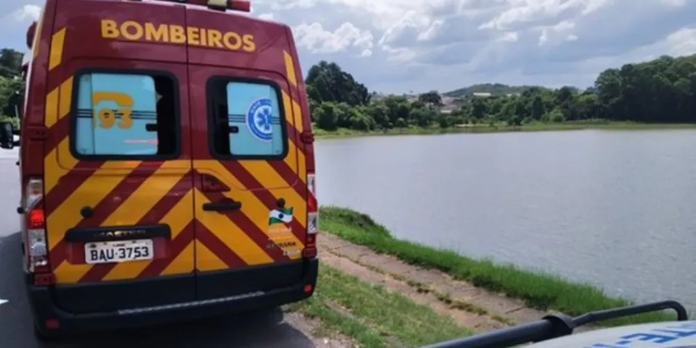  Dois jovens pularam na água para chegar a uma ilha. Um deles acabou morrendo