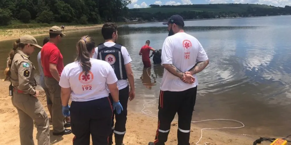 Dois irmãos pularam na água para chegar a uma ilha. Um deles acabou morrendo