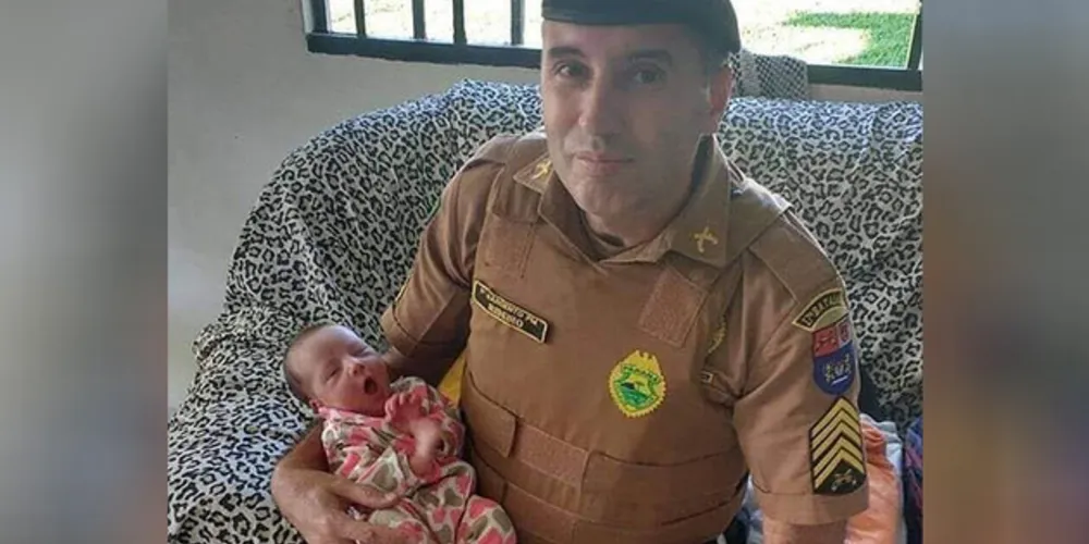 Bebê se afogou com leite e já estava ficando roxa quando o policial apareceu