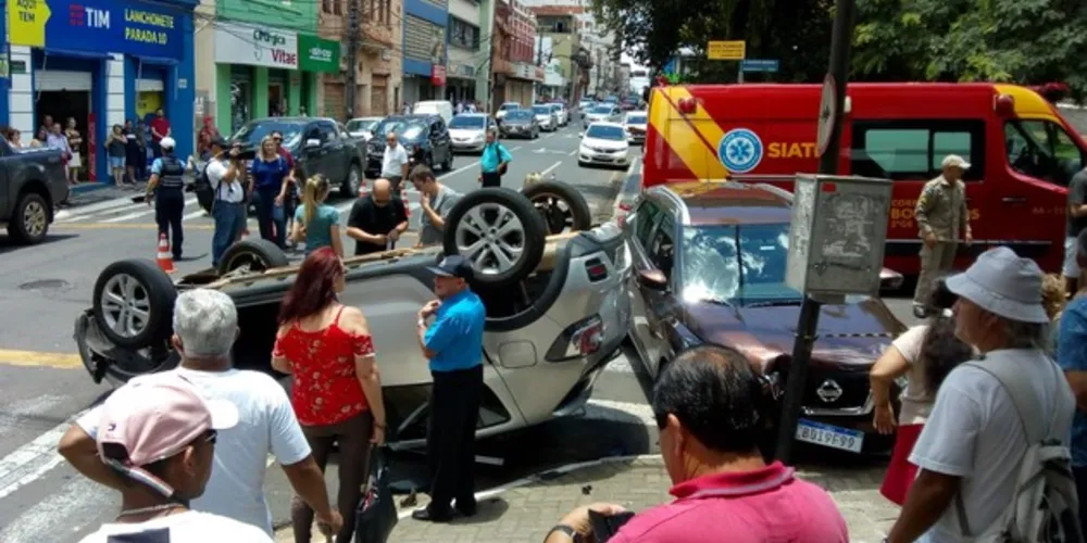 Vítima teve que ser retirada do carro pelos bombeiros e foi levada ao hospital
