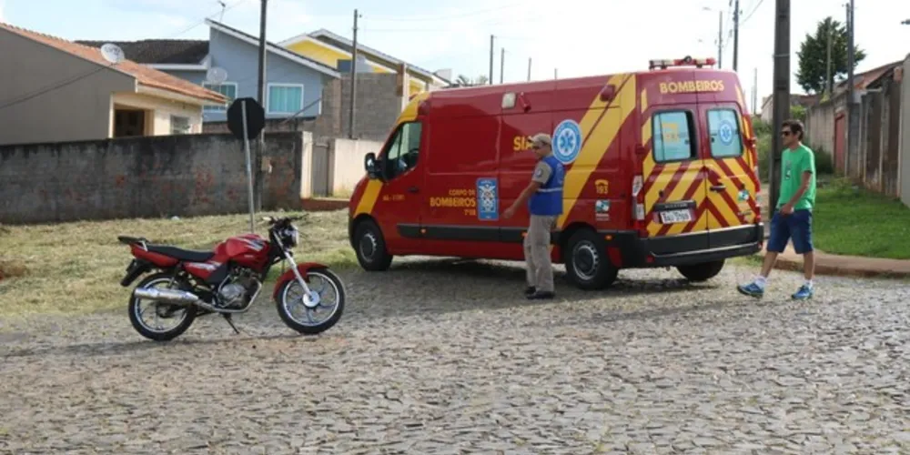 Imagem ilustrativa da imagem Motociclista fica ferido após colisão com carro
