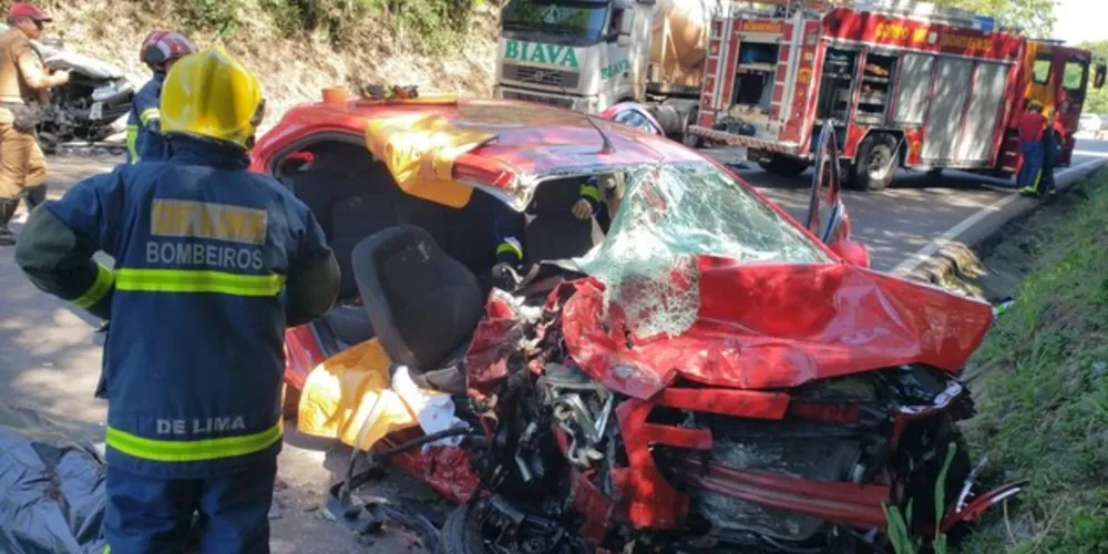 Mulher morreu na hora e corpo ficou preso às ferragens