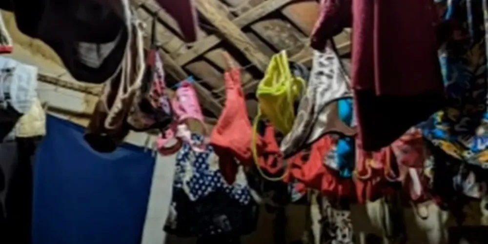 Na casa do homem que confessou os crimes, a polícia encontrou dezenas de peças intimas