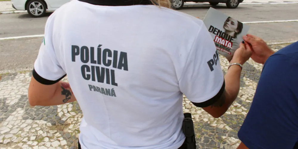 Policiais da Operação Verão Maior estão distribuindo panfletos nas delegacias do Litoral do Estado, estimulando os veranistas a aderirem à campanha contra a dengue e a protegerem suas casas.
