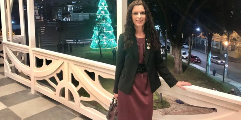 RENATA REGIS FLORISBELO - Escritora dinâmica e atuante no mercado literário, com 13 obras individuais publicadas, além da participação em várias Antologias. Renata trabalha com diversos estilos textuais sempre com o propósito de sensibilizar pela escrita contribuindo para o refinamento dos sentidos humanos. A caminho do 14ª livro para 2020, o “Bolso - onde a vida cabe”. Um extrato nada óbvio de inúmeras facetas da vida humana e com novos projetos em andamento junto à Editora Estúdio Texto,  Renata se destaca pelo dinamismo e entrega em todos os movimentos culturais que participa, como a Academia de Letras dos Campos Gerais e a Apla entre outras. "Percebo que a cada nova obra há um aprimoramento, o olhar e o sentimento de autor se refinam e renovam aproximando-o da possibilidade de oferecer mais ao seu público. Ainda em 2020 manteremos a autuação em prol das entidades culturais de Ponta Grossa, em especial na presidência da Academia de Letras dos Campos Gerais."