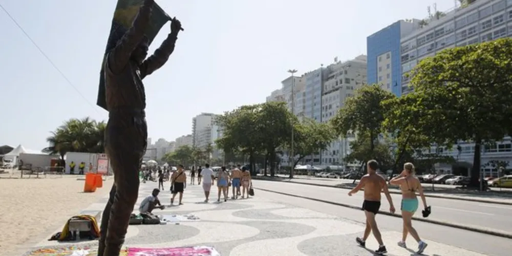 A estátua de bronze do tricampeão da Fórmula 1 está instalada em frente ao Hotel Copacabana Palace