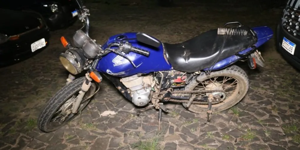 Durante patrulhamento, os guardas prenderam dois jovens que roubaram a moto que estava estacionada na praça Getúlio Vargas