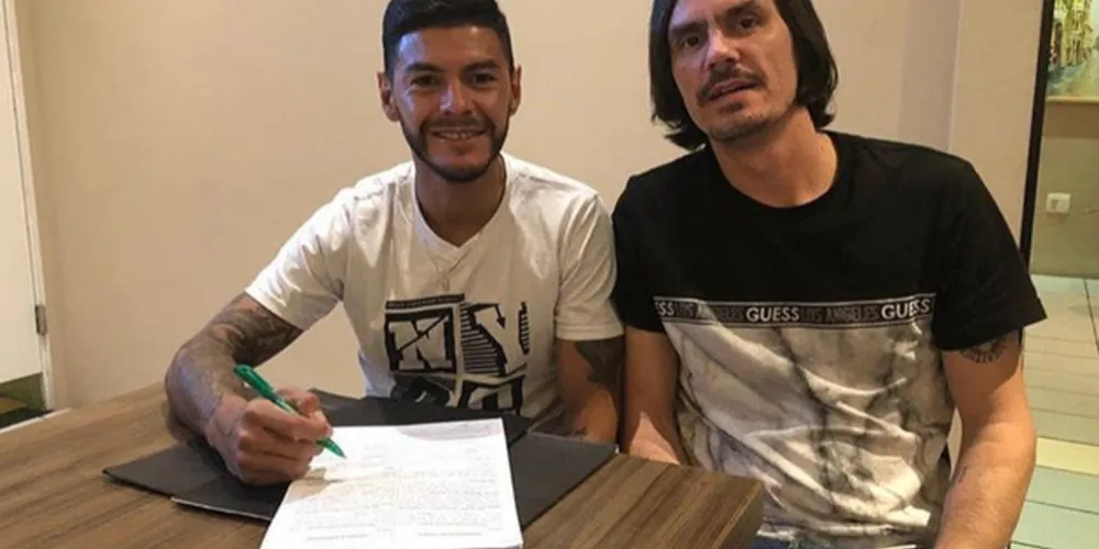 O meio campista postou uma foto em sua conta do Instagram ao lado do empresário com a mensagem "obrigado por esta nova oportunidade"