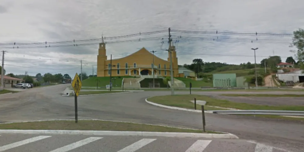 Homem abre mala deixada em frente à igreja e encontra cabeça de homem