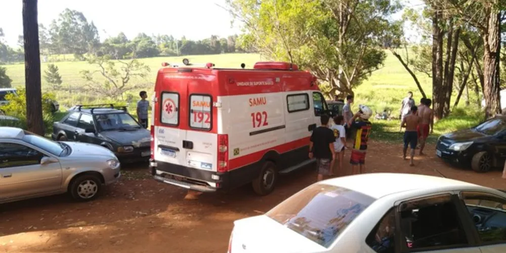 Jovem bateu a cabeça numa pedra ao pular no rio em uma área rasa